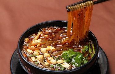 成都小吃肥腸粉搭配“鍋盔”，一個(gè)鍋盔3兩肉！