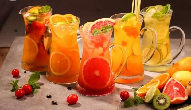 早期的水果茶大致的發(fā)展階段可以概括為：果味粉沖調(diào)、果醬加純茶底、果汁加純茶底、果醬加茶和少量鮮果。如今的水果茶是將某些水果或瓜果與茶一起制成飲品。水果的色彩鮮艷、味道清香、口感酸甜。這是消費者對健康、天然產(chǎn)品注重而引發(fā)的結果。畢竟，健康、時尚、潮流才是我們喝水果茶的理由哇