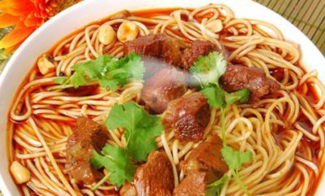 成都美食小吃擔(dān)擔(dān)面，鹵汁酥香，咸鮮微辣