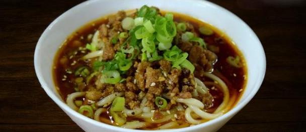 成都美食小吃擔(dān)擔(dān)面，鹵汁酥香，咸鮮微辣