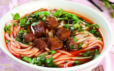 成都美食小吃擔(dān)擔(dān)面，鹵汁酥香，咸鮮微辣