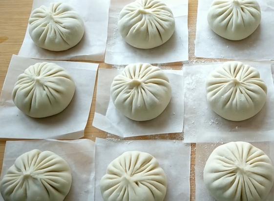 灌湯包的家常做法，皮薄勁道，湯汁豐盈，咬一口滿嘴留香