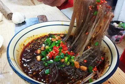 小吃酸辣粉培訓(xùn)哪家好？蜀味緣讓學(xué)員自主創(chuàng)業(yè)自立門戶