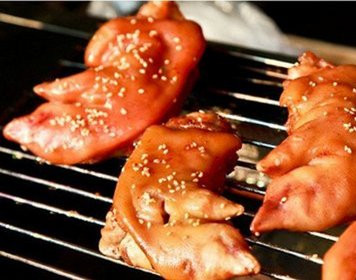 四川燒烤豬蹄技能訓(xùn)練哪里正宗？烤豬蹄撒料配料培訓(xùn)