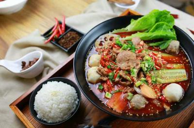 冒菜培訓(xùn)技術(shù)培訓(xùn)哪家強(qiáng)？教你底料的炒制