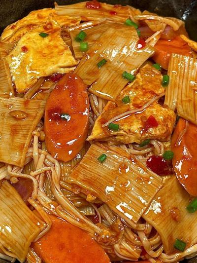 鐵板炒冷面技術(shù)培訓(xùn)哪里好？蜀味緣專業(yè)教學(xué)，助您輕松創(chuàng)業(yè)！