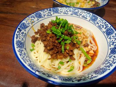 雜醬面技術培訓哪家專業(yè)？蜀味緣面食培訓學校深度解析